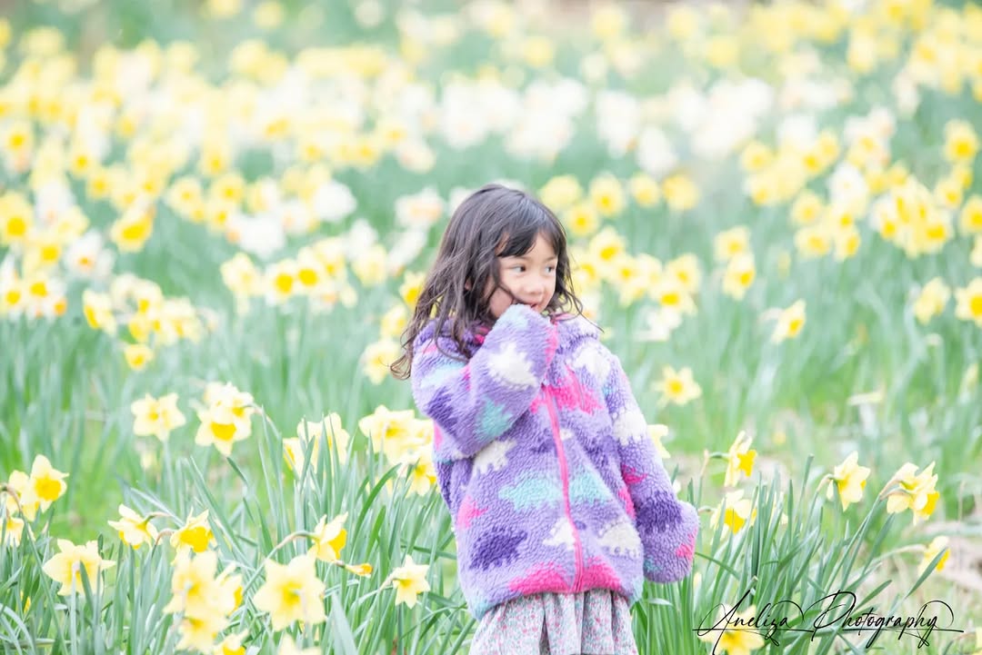 Every child is a different kind of flower, and all together, they make this world a beautiful garden.” -Khalil Gibran 🌸 #ukphotographers #ukweddingphotographers #outdoorphotoshoot #ukphotooftheday #lo